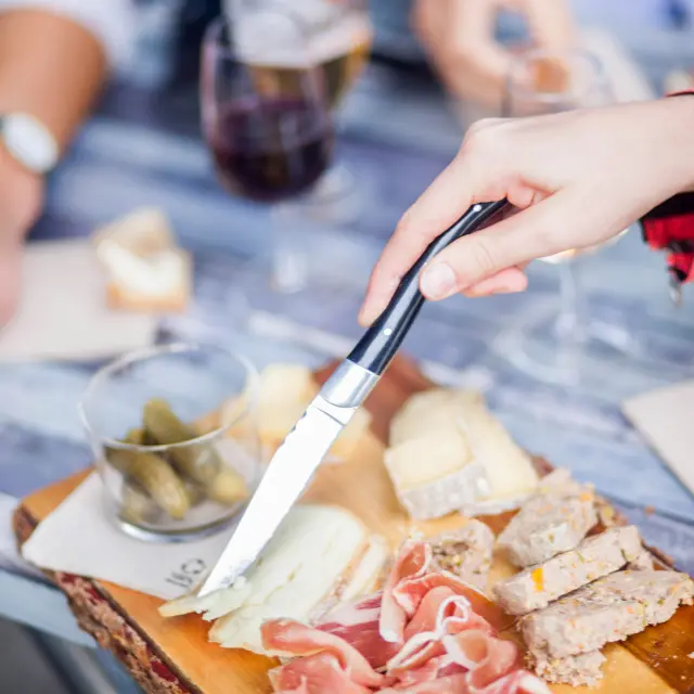 Plateau de fromage et charcuterie en terrasse du restaurant BHV à Riom