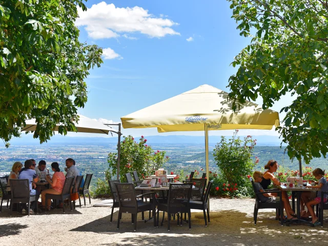 Terraza del restaurante Auberge La Chaumière de Tournoël en Volvic