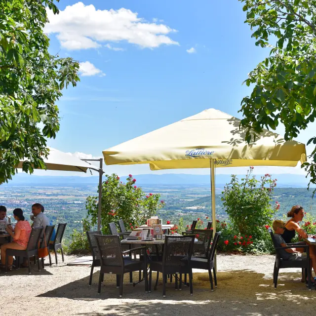 Terrasse du restaurant Auberge La Chaumière à Tournoël à Volvic