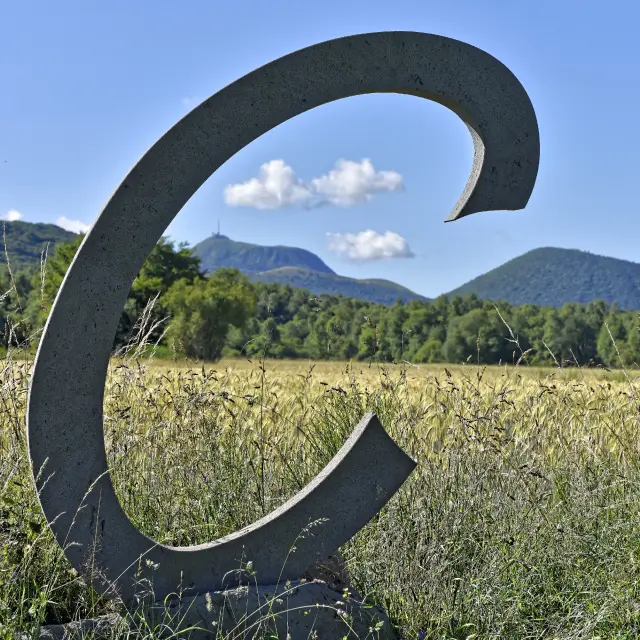 Sculpture Chut de Thierry Courtadon avec vue sur les volcans de la Chaîne des puys à Saint-Ours-les-Roches