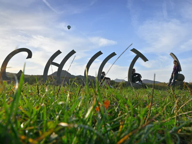 Randonnée aux puys Jumes et Coquille à Saint-Ours-les-Roches avec sculpture Chut de Thierry Courtadon