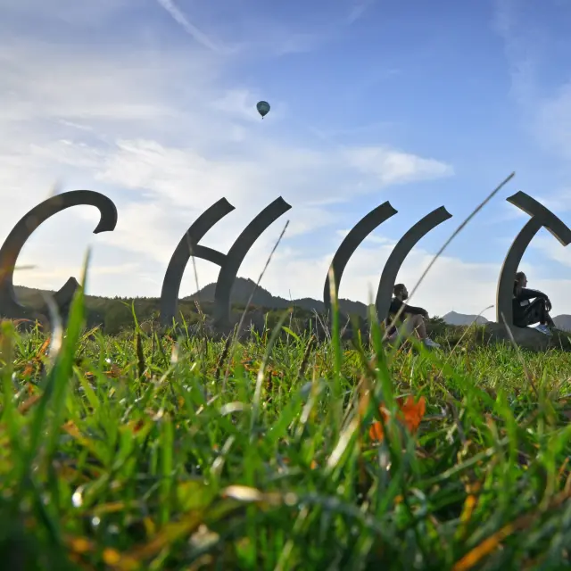 Randonnée aux puys Jumes et Coquille à Saint-Ours-les-Roches avec sculpture Chut de Thierry Courtadon