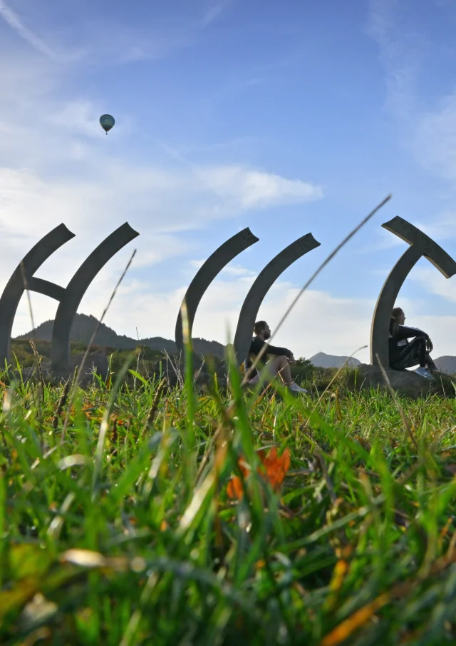 Randonnée aux puys Jumes et Coquille à Saint-Ours-les-Roches avec sculpture Chut de Thierry Courtadon