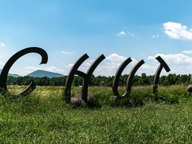 Sculpture CHUT de Thierry Courtadon à Saint-Ours-les-Roches
