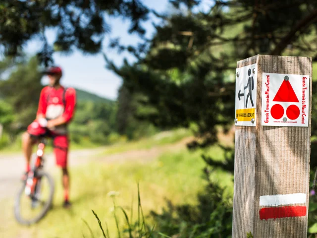 VTT sur la GTMC - Grande Traversée du Massif Central - aux alentours de Charbonnières-les-Varennes