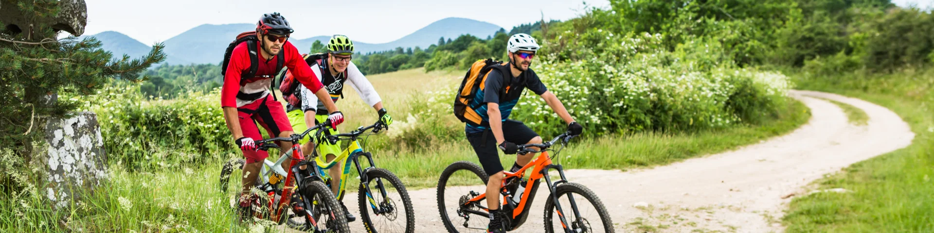 VTT sur la GTMC - Grande Traversée du Massif Central - aux alentours de Charbonnières-les-Varennes
