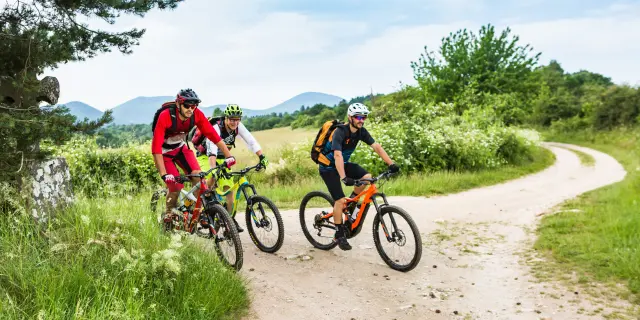 VTT sur la GTMC - Grande Traversée du Massif Central - aux alentours de Charbonnières-les-Varennes
