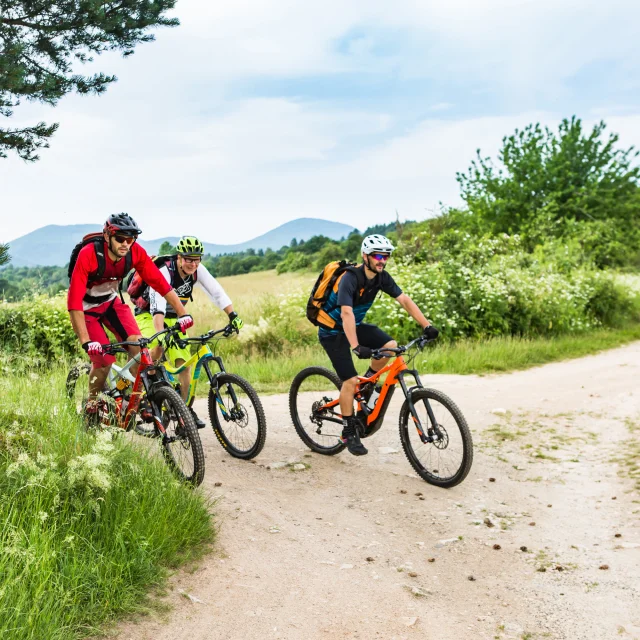 VTT sur la GTMC - Grande Traversée du Massif Central - aux alentours de Charbonnières-les-Varennes