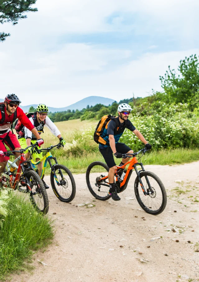 VTT sur la GTMC - Grande Traversée du Massif Central - aux alentours de Charbonnières-les-Varennes