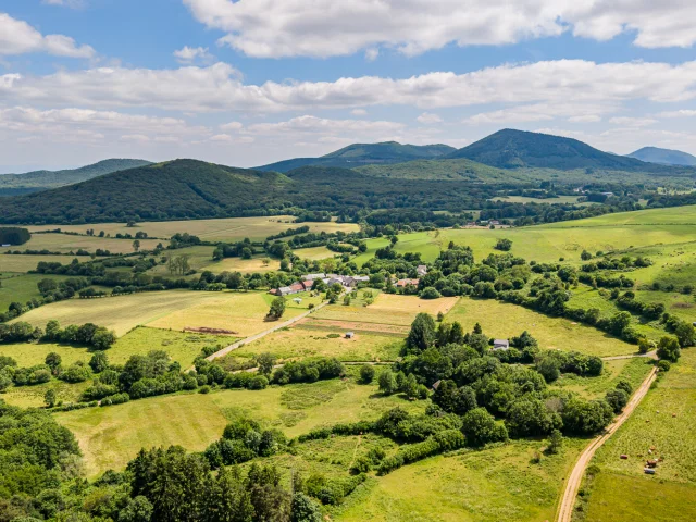 Vue sur les volcans de la Chaîne des puys à Pulvérières