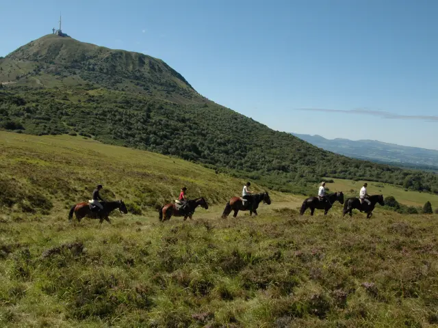 Randonnée à cheval dans la Chaîne des puys avec l'école d'équitation de Chazeron