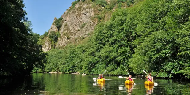 Canoeing on the Menat bridge