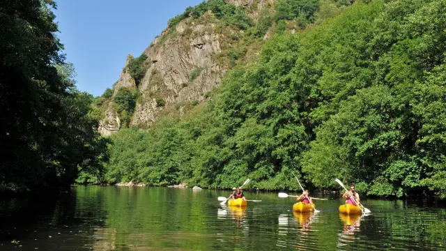 Canoeing on the Menat bridge