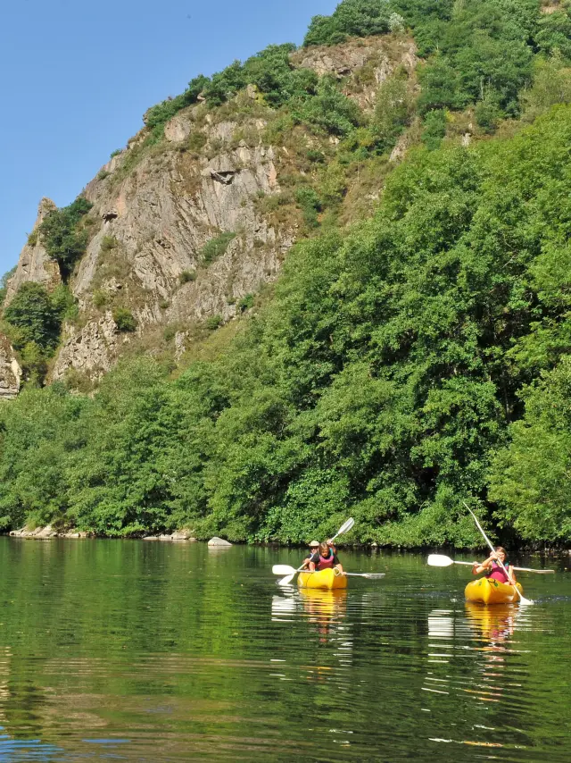 Canoeing on the Menat bridge
