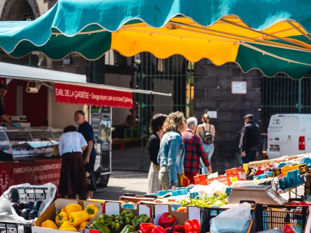 Mercado semanal en Maringues