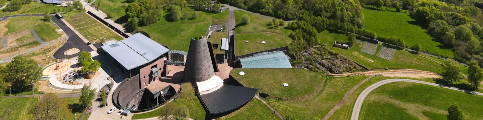 Vue aérienne du Parc Vulcania à Saint-Ours-les-Roches