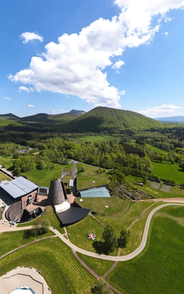 Vue aérienne du Parc Vulcania à Saint-Ours-les-Roches