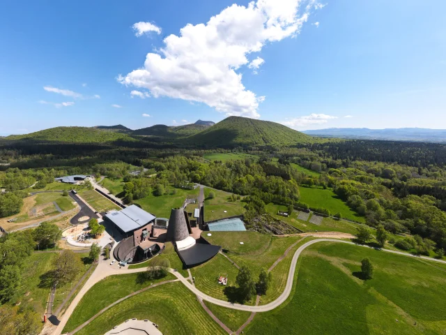 Vue aérienne du Parc Vulcania à Saint-Ours-les-Roches