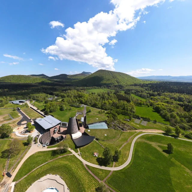 Vue aérienne du Parc Vulcania à Saint-Ours-les-Roches