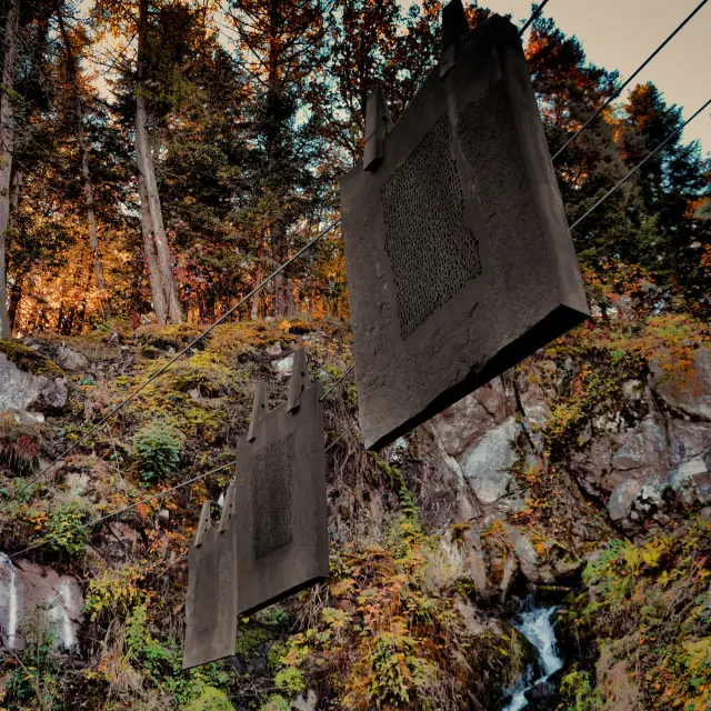 Sculpture de Thierry Courtadon Suspendre à Charbonnières-les-Varennes