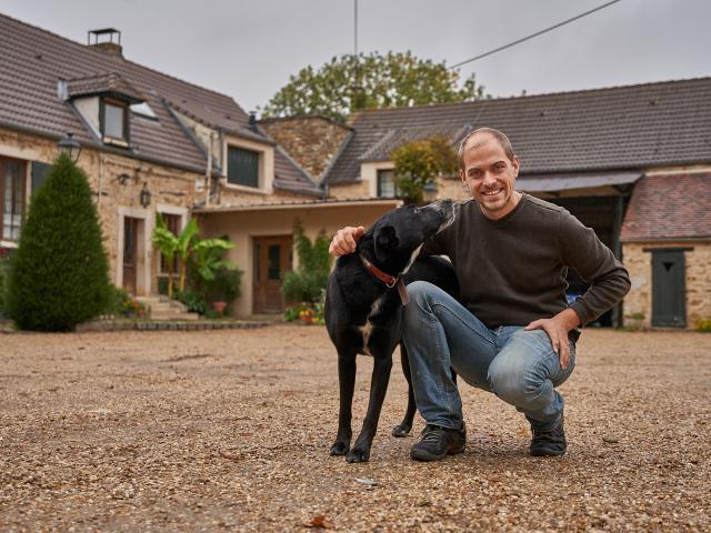 Ferme de Romainville - Jonas Delalande, chien, corps de ferme