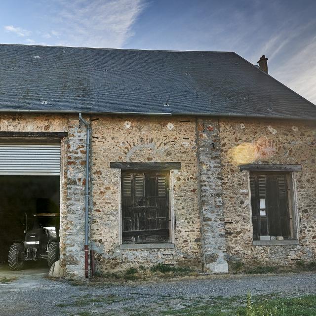 Ferme d'Orsigny - corps de ferme, grange, tracteur