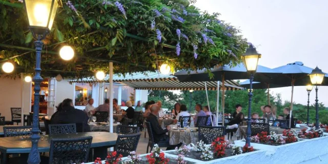 Restaurant Aux Tauzins Montfort-en-Chalosse Terrasse Ombragee