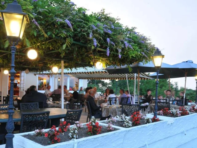 Restaurant Aux Tauzins Montfort-en-Chalosse Terrasse Ombragee