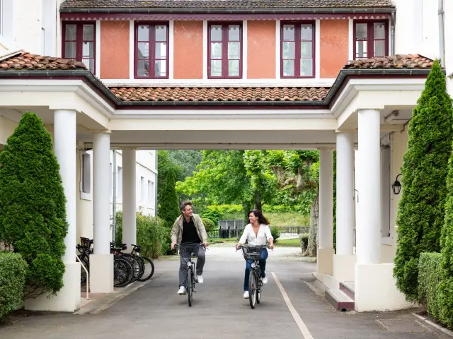 Curistes à vélo - Thermes de Préchacq-les-Bains