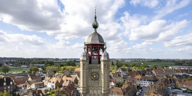 Beffroi et ville de Bergues vus de haut