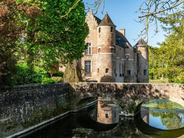Chateau Esquelbecq et pont d'entrée