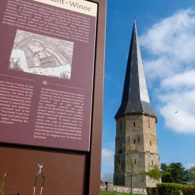 Abbaye Saint Winoc Bergues et panneau d'information