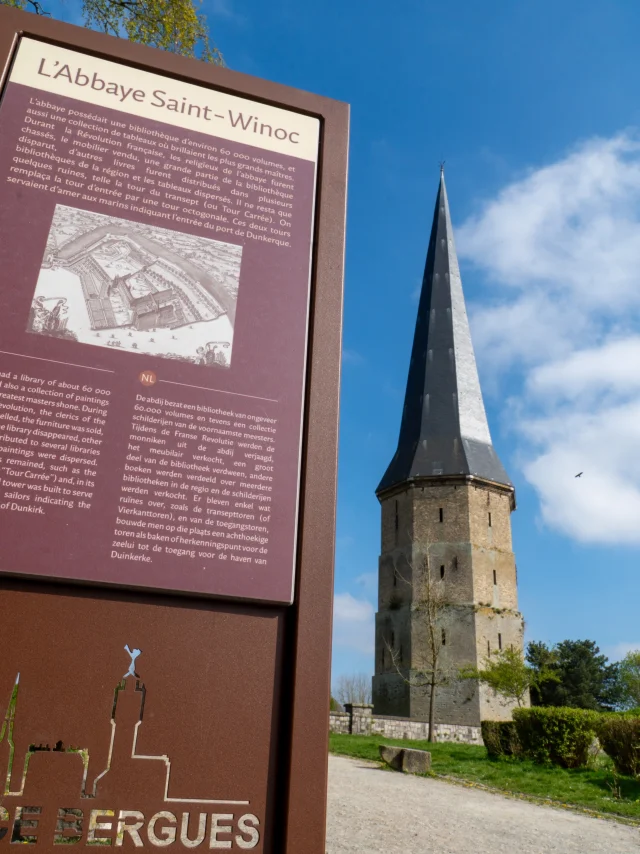 Abbaye Saint Winoc Bergues et panneau d'information