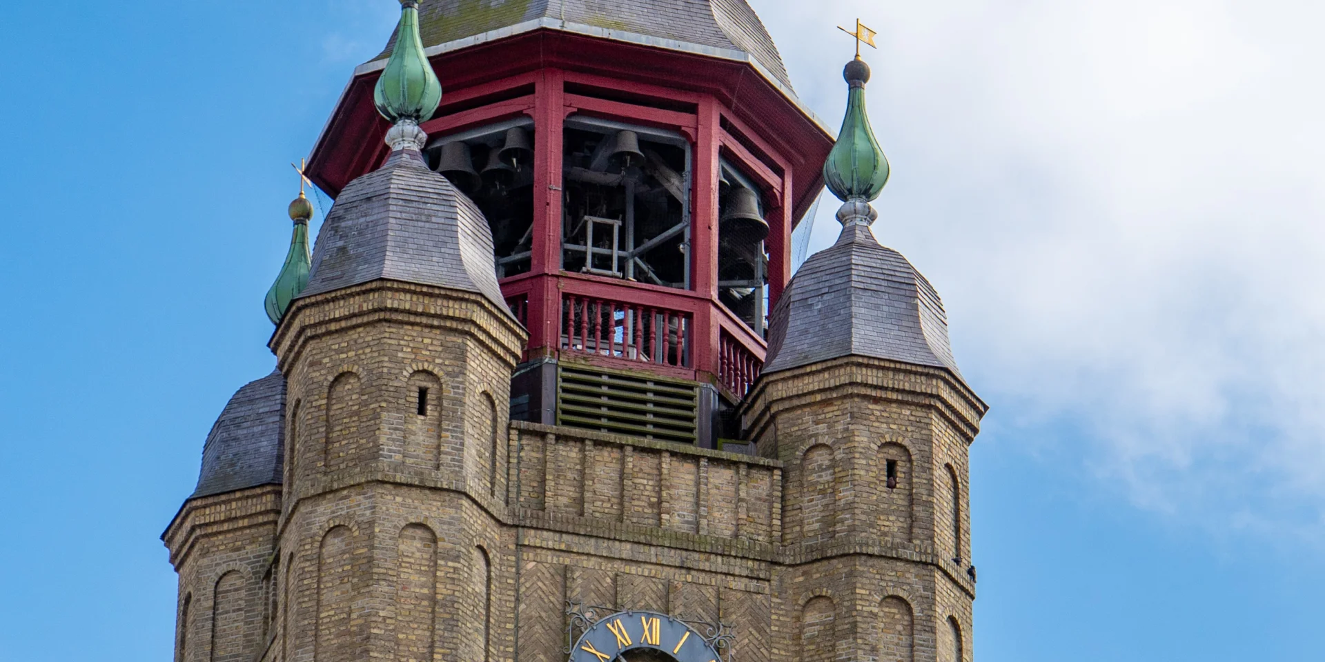 Beffroi et son horloge avec ciel bleu