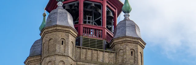 Beffroi et son horloge avec ciel bleu