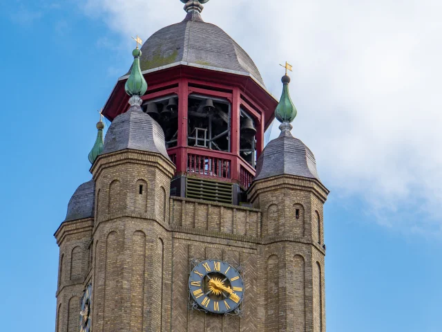 Beffroi et son horloge avec ciel bleu