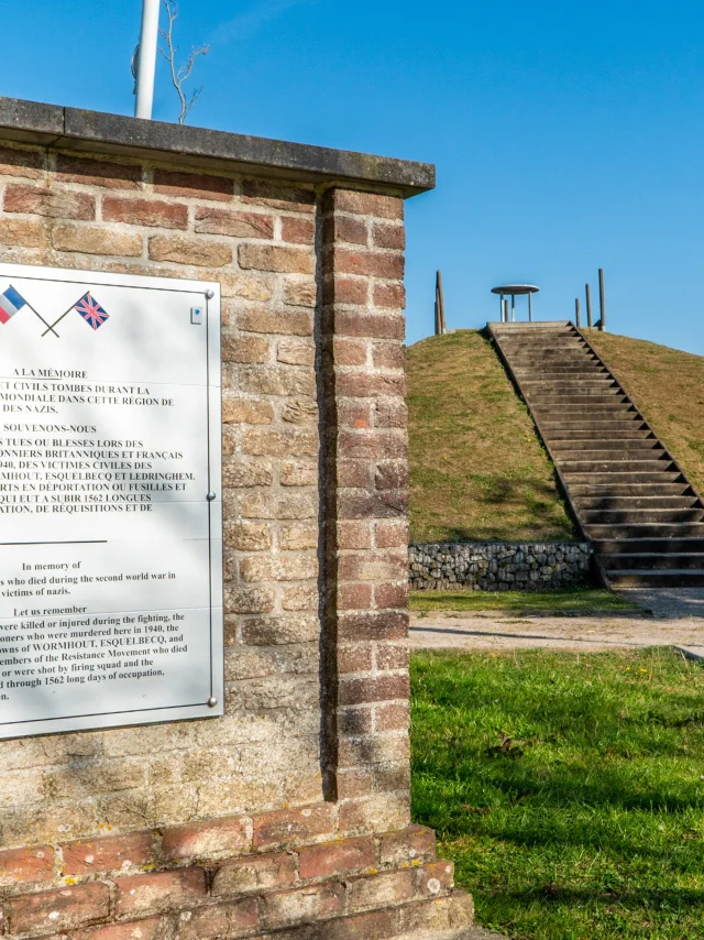 Site de La Plaine Au Bois - la stèle et le belvédère
