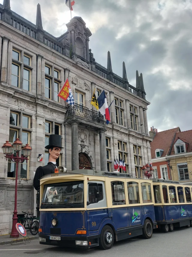 Tramway devant la mairie et le géant Lamartine