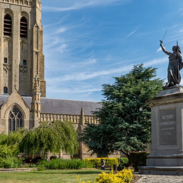 Statut de la Victoire et Eglise Saint-Vaast - Hondschoote
