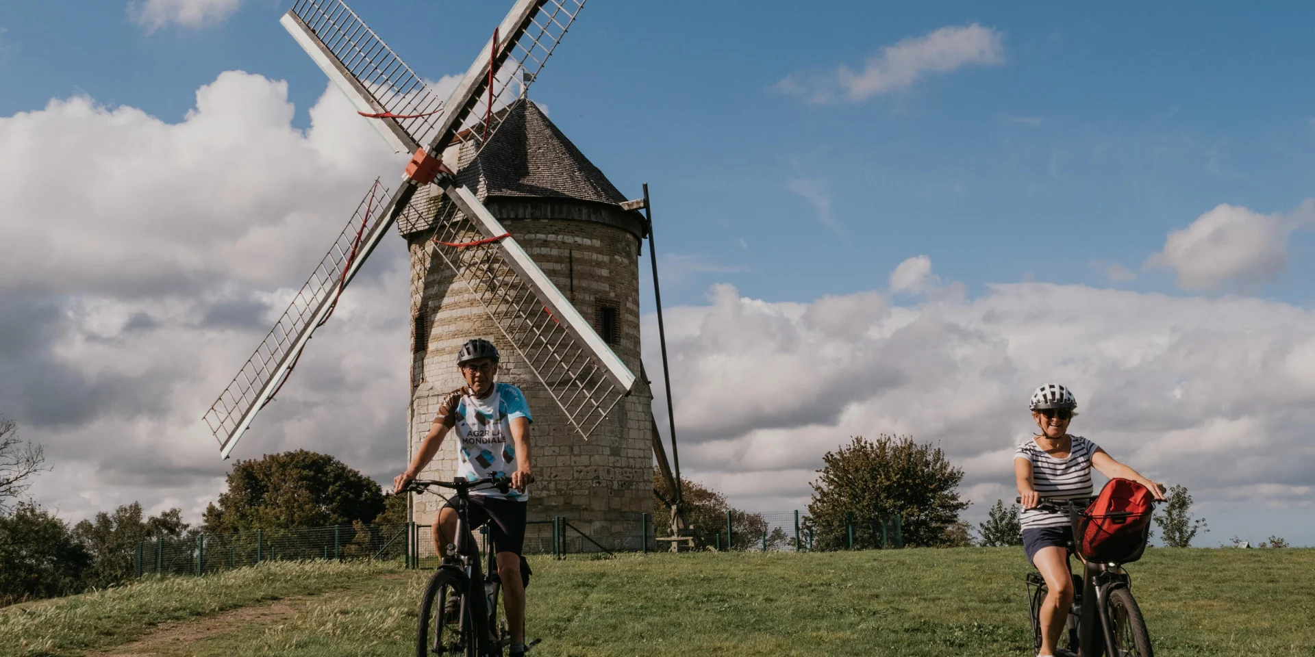 Cyclotouristes au moulin de Watten