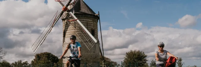 Cyclotouristes au moulin de Watten