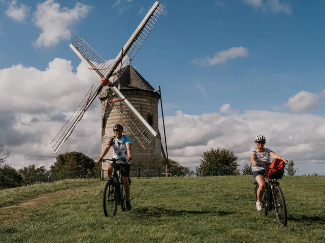 Cyclotouristes au moulin de Watten