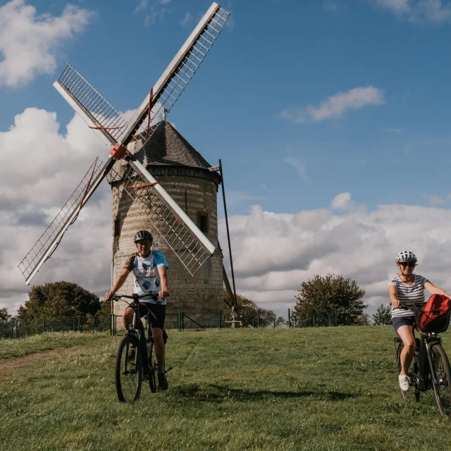 Cyclotouristes au moulin de Watten