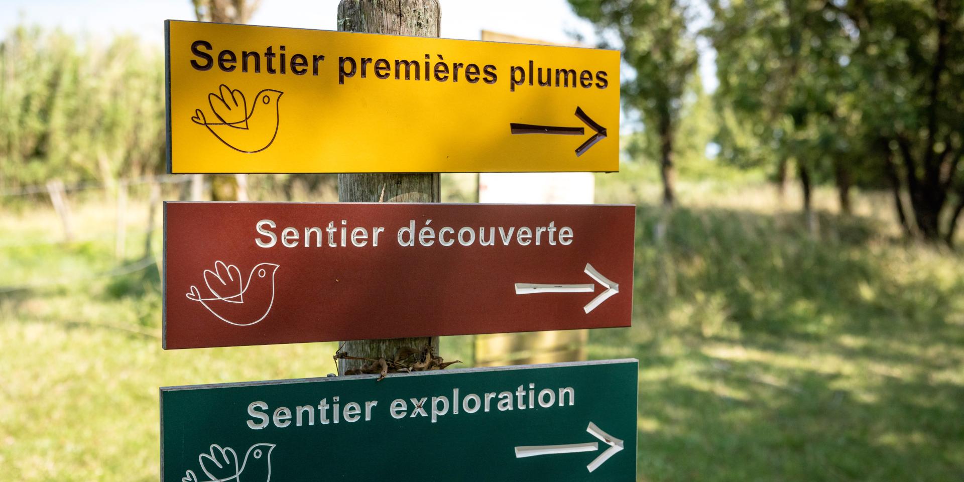 Gros plan panneaux parcours payants Terres d'Oiseaux