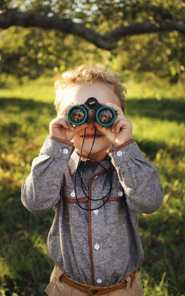 Enfant gros plan paire de jumelles Terres d'Oiseaux