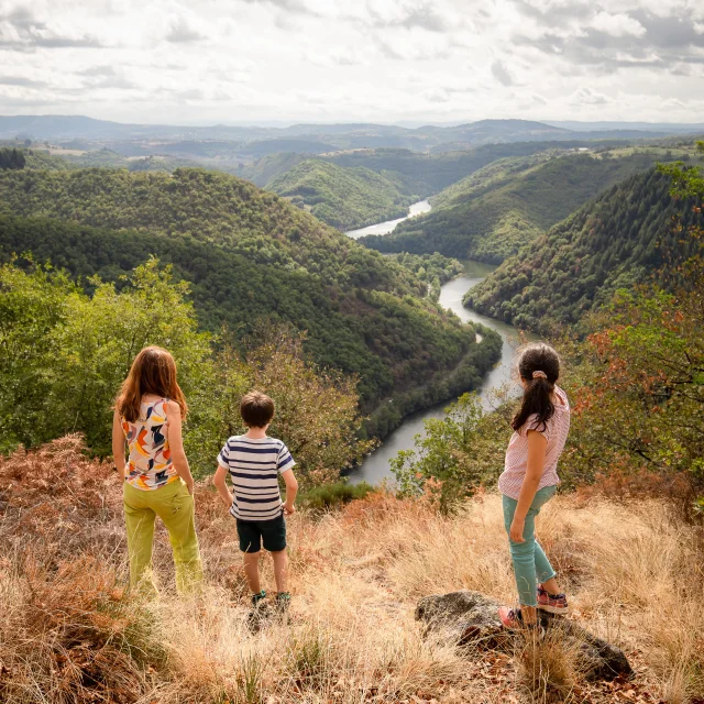 Contemplation en famille de la vallée du Lot depuis le point de vue de Fombillou sur la commune Le Nayrac