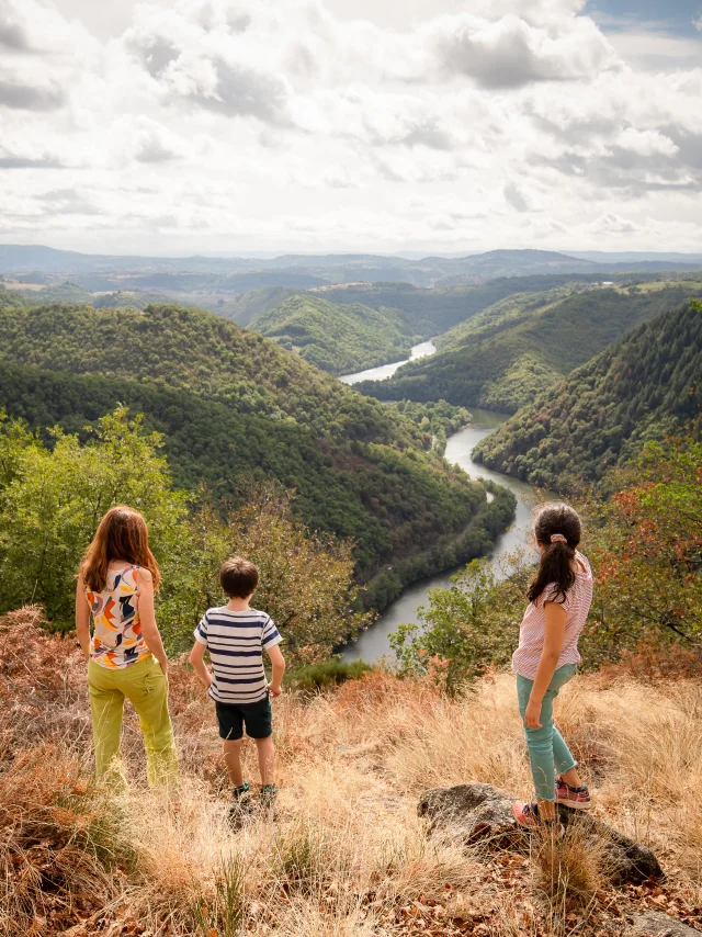Contemplation en famille de la vallée du Lot depuis le point de vue de Fombillou sur la commune Le Nayrac