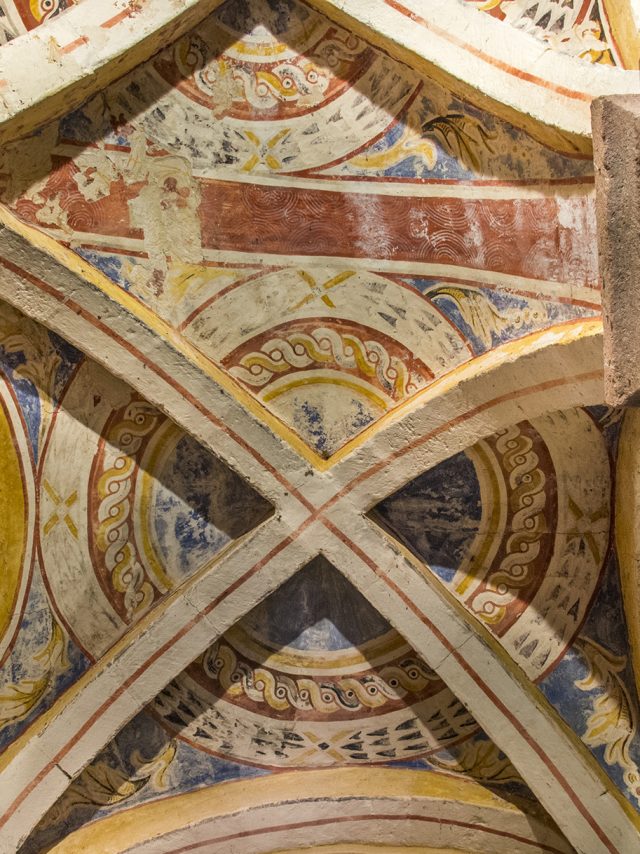 Eglise de Perse, tympan et son architecture romane
