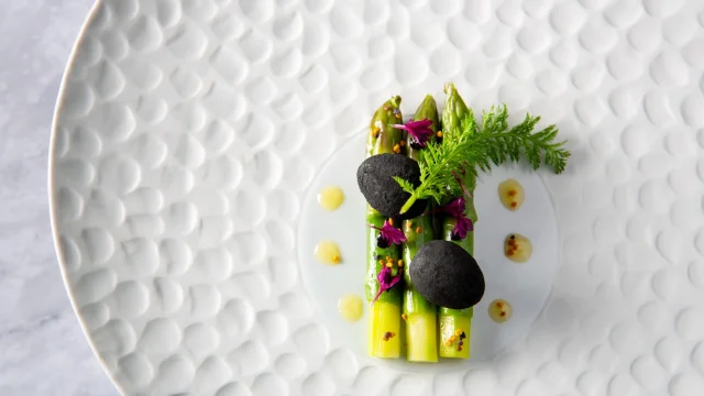 Dans nos restaurants gastronomiques comme la Maison Burgarella, nos chefs subliment les légumes frais et de saison du marché.