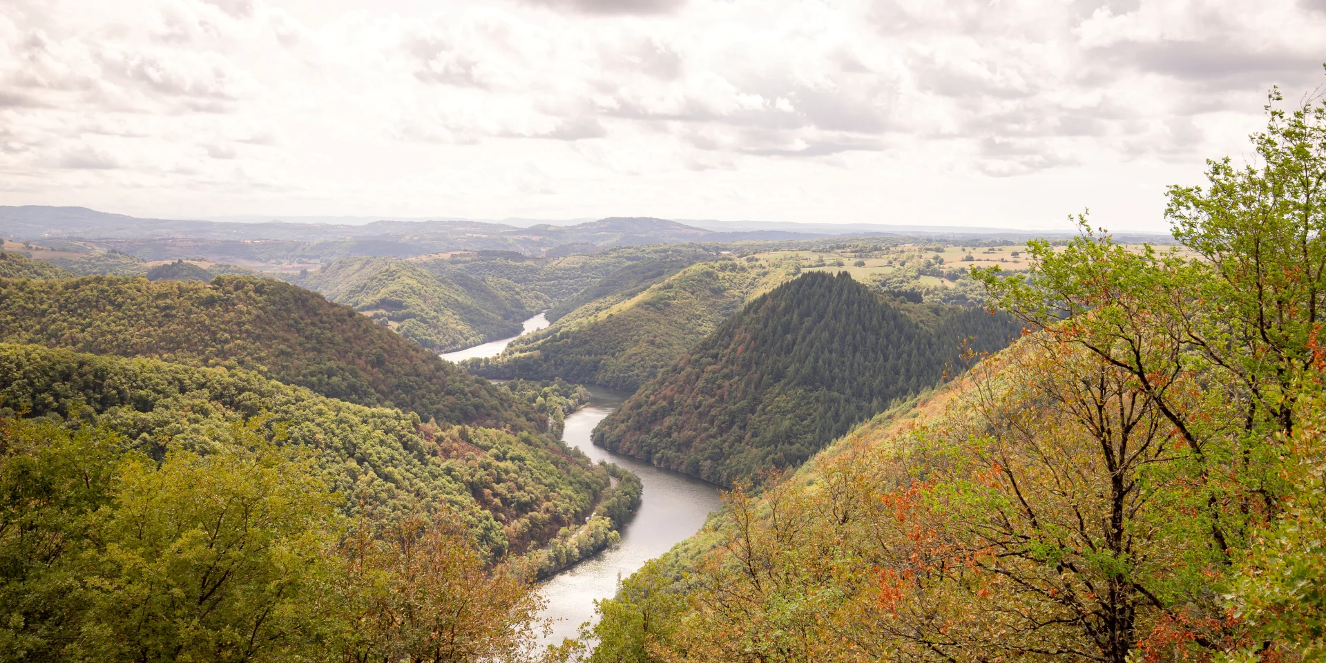 Contemplation des Gorges du Lot depuis Fombillou